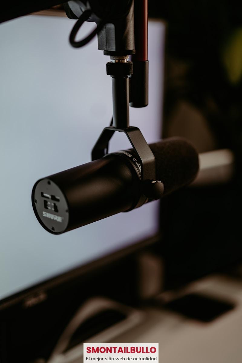 a close up of a microphone attached to a monitor