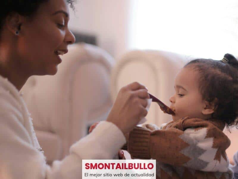 bebe comiendo